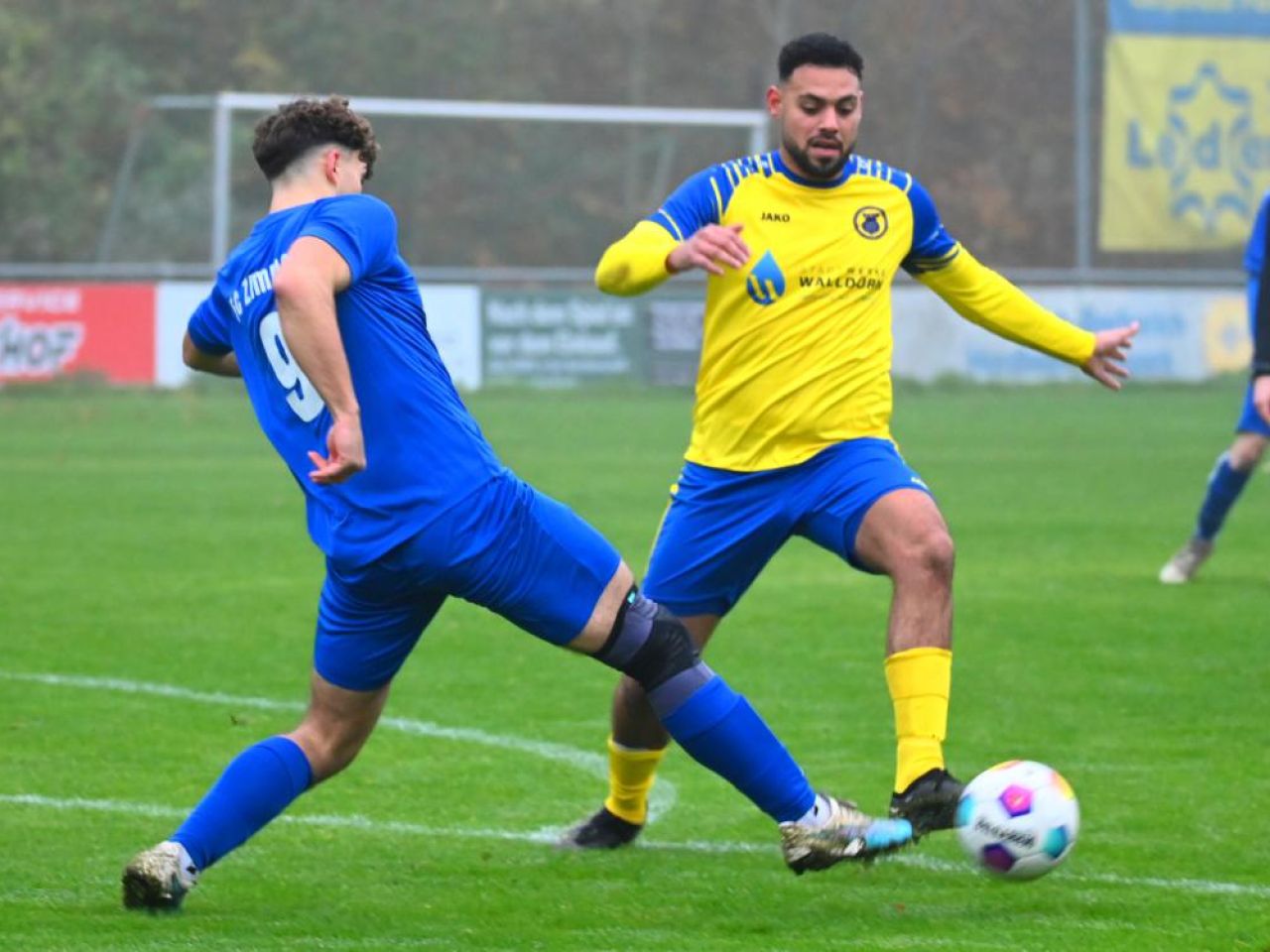 Der TSV Höpfingen (gelb) bewies auch gegen den FC Zimmern (blau) seine Heimstärke und besiegte die Gäste souverän und deutlich mit 5:0. Foto: Martin Herrmann