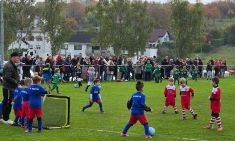450 Nachwuchskicker waren am Ball
