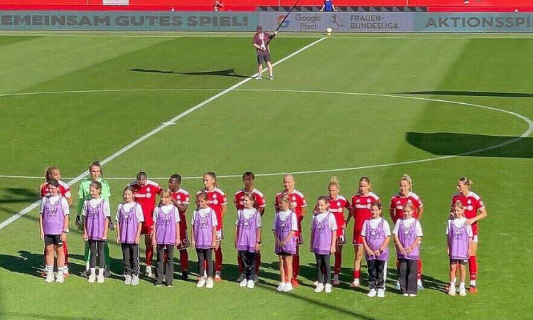 Hand in Hand mit den Stars eingelaufen